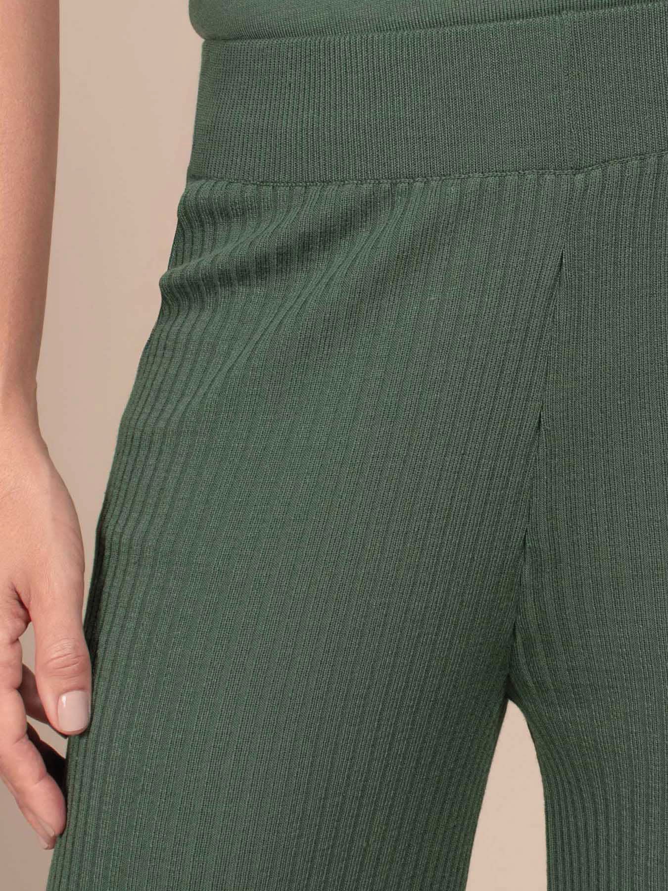 Verde escuro
